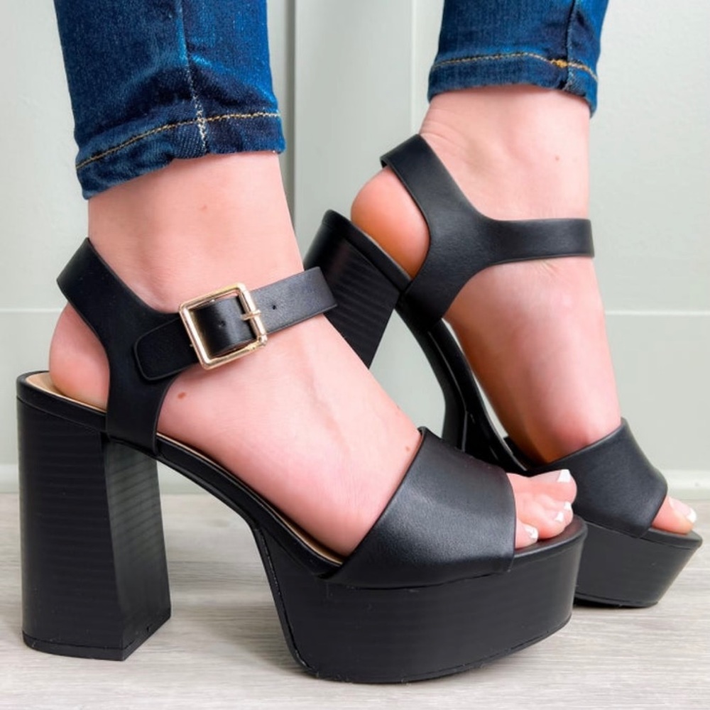 BRAND NEW NEVER WORN SODA ANKLE STRAP PLATFORM HEELS IN BLACK IN SIZE 8.5